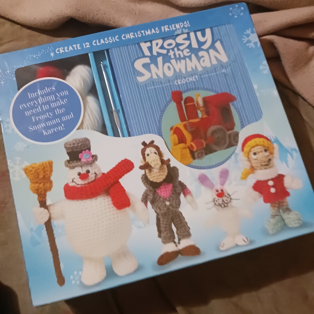 Frosty The Snowman” Crochet Kit With 12 Project Pattern Book